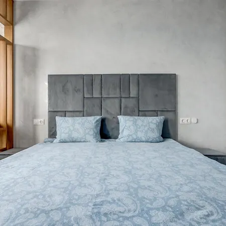 Luxury 2 Bdrm Getaway And Free Parking Apartment *